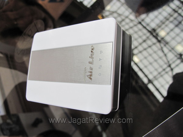 Booth Raid: AirLive WiFi 3G Portable Modem 10 20100602 airlive modem0011