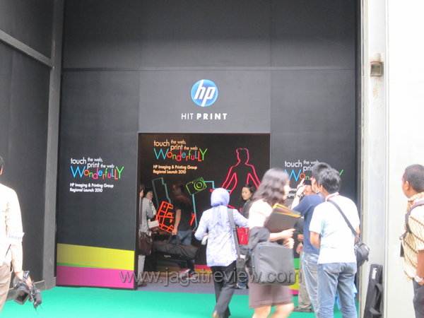 Mengapa HP Merilis Printer Dengan Fitur ePrint? 4 3.1 Venue Gate