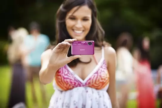Sony Meluncurkan Kamera 3 Dimensi Terkecil dengan Harga 3 Jutaan 2 TX9 BLACK FEMALE 121