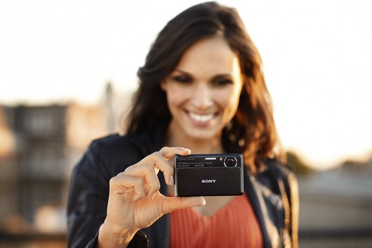 Smile and Say 3D: SONY Introduces World's Smallest 3D Digital Still Cameras 6 TX9 BLACK FEMALE 2 006 1