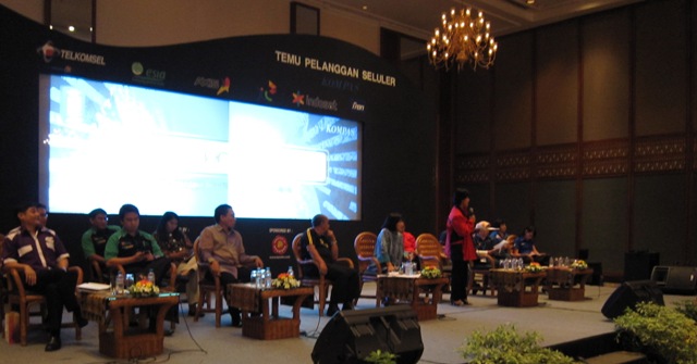 Temu Pelanggan Seluler 2010: Meminimalisasi Jarak Antara Produsen dan Konsumen 6 sesi tanya jawab menjadi saat yang paling menarik reaksi peserta.