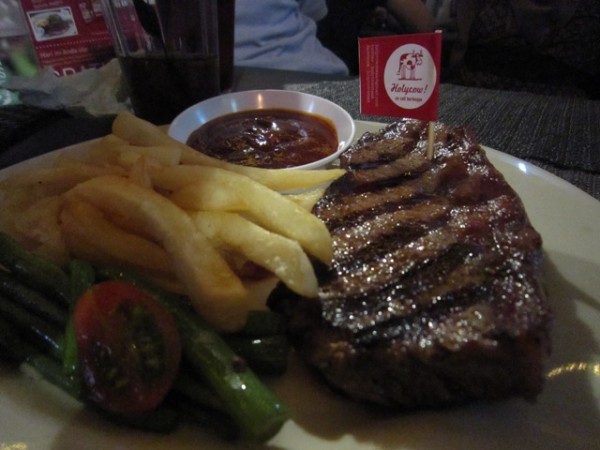 wagyu sirloin steak dengan saus barbeque. look at its size Very recommended.jpg