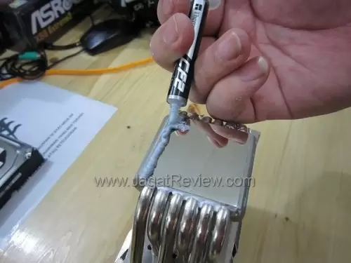 Perbandingan Metode Pengolesan Thermal Paste 1 thermal rata 1