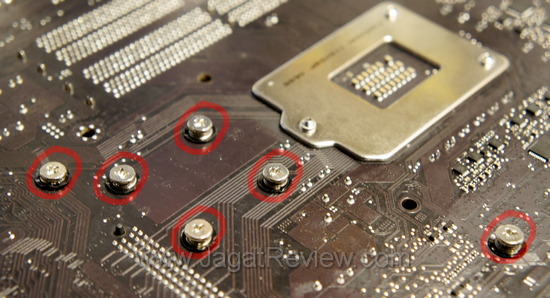 Gigabyte P67A-UD7 dan UD5 The heatsink on both the Gigabyte P67A-UD7 and UD5 are securely fastened using a set of metal screws