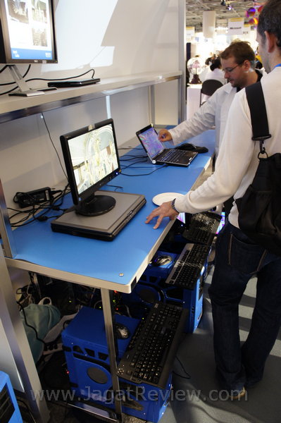 Dari IDF 2010: Di bawah meja ada 4 komputer dengan 1 Knights Ferry di tiap komputer. Hasil kerjanya dapat dilihat dari sebuah notebook di atas meja. 4 knights ferry