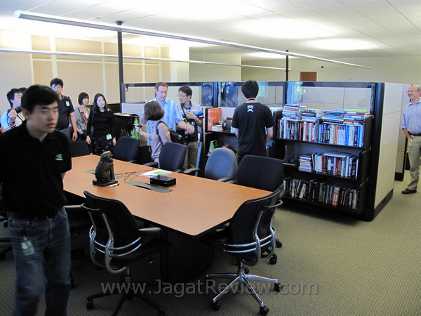 Tidak, Jen-Hsun tidak bekerja dalam ruang tertutup yang mewah dan megah meja kerja