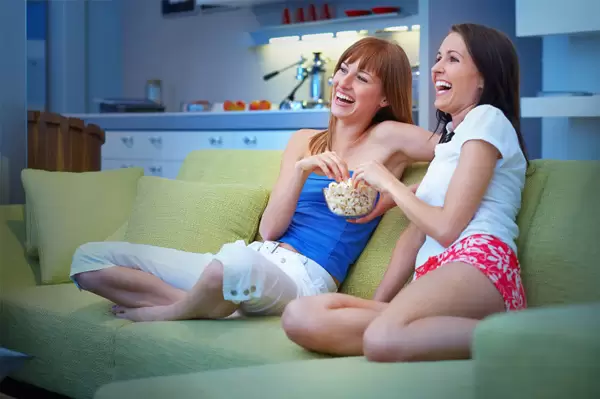 9 Situs Asyik untuk Pencinta Film 5 single friends watching movies