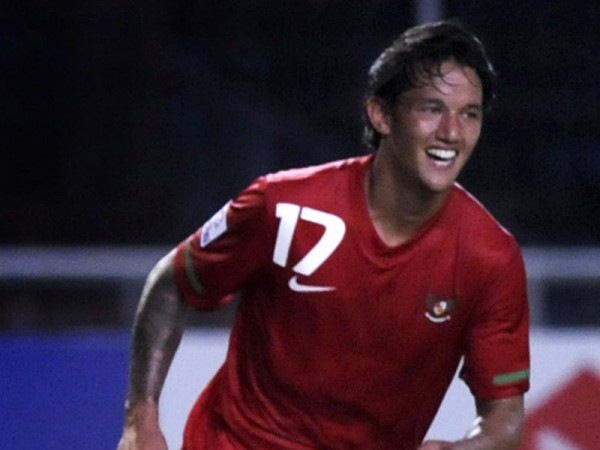Pesepakbola timnas Indonesia, Arif Suyono (kiri) bersama rekannya Irfan Bachdim (kanan) mengekspresikan kegembiraannya seusai mencetak gol ke gawang Malaysia pada pertandingan Grup A AFF Suzuki Cup 2010 di Stadion Utama Gelora Bung Karno Senayan, Jakarta irfan bachdim foto2