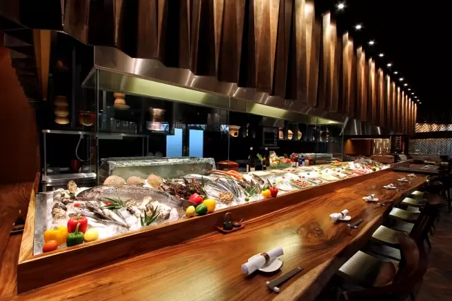 Yoshi Izakaya: Cita Rasa Otentik Jepang di Gran Melia Hotel 3 sushi sashimi and robatayaki counter