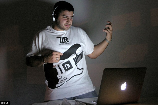 Teknologi T-Shirt yang Memungkinkan Anda Memainkan Gitar Virtual! 7 Dailymail