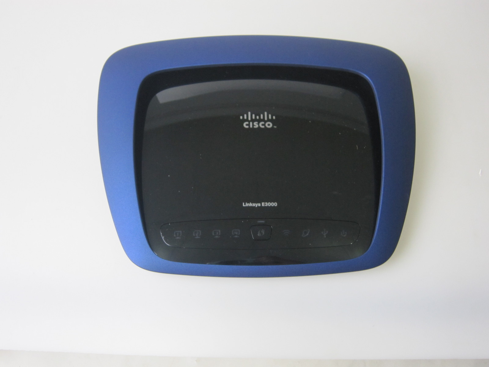 Feature yang Tersedia pada Linksys E3000 High-Performance Wireless-N Router 1 E3000 Product R