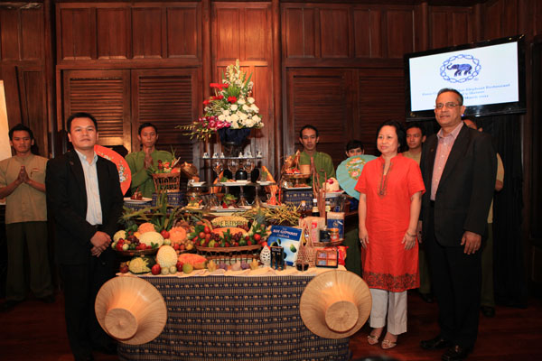 Menikmati Royal Thai Dining di Blue Elephant Restaurant Jakarta 14 Ki ka Darwan Purba Assistant Manager Blue Elephant Restaurant Jakarta Odilia Winneke Pakar Kuliner Mr