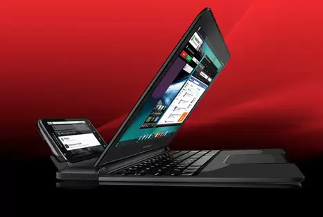 Motorola Menggabungkan Fungsi Smartphone dan Laptop di Produk Terbarunya 8 Motorola Webtop