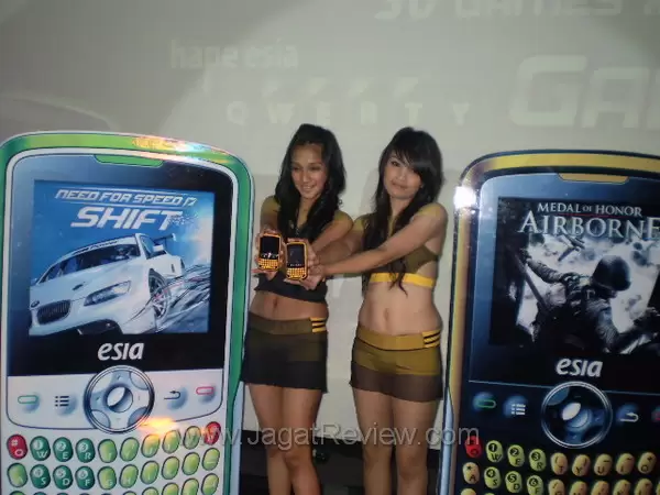 Bakrie Telecom dan EA Mobile Luncurkan Hape Esia Qwerty Games 6 PC310624 R
