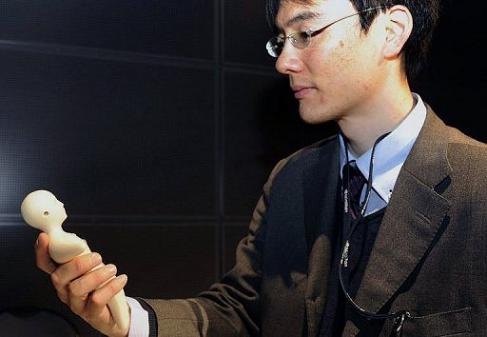 Jepang Membuat Ponsel Dengan Bentuk dan Bahan Menyerupai Manusia 2 Ponsel Jepang
