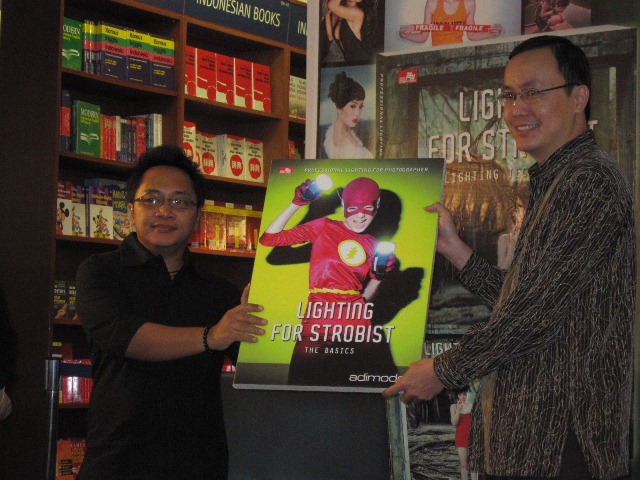 Kiat-Kiat Menjadi Strobist ala Adimodel 22 launch buku terbaru Adimodel