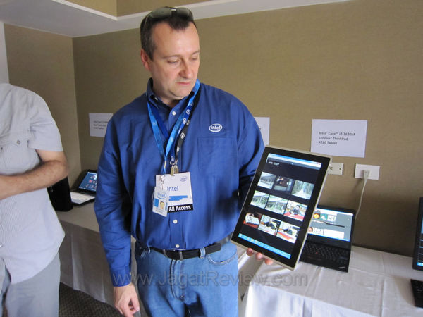 Francois Piednoel, Senior Performance Analyst, sedang mendemokan responsifitas asus eee slate ep121 Francois Piednoel Senior Performance Analyst sedang mendemokan responsifitas asus eee slate ep121