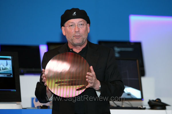 13-Ditengah pembahasan Ivy Bridge tiba2x dia mengambil wafer silicon prosesor Ivy Bridge 13 Ditengah pembahasan Ivy Bridge tiba2x dia mengambil wafer silicon prosesor Ivy Bridge