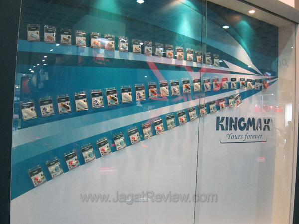 2 Jejeran Flash Drive Kingmax yg disusun mengikuti pola pada dinding