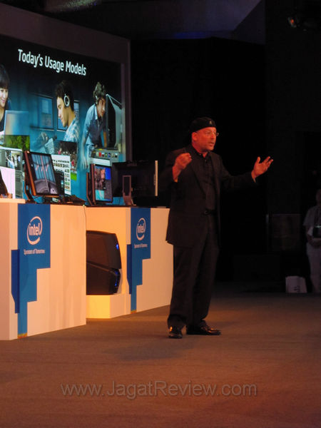 4-Shmuel (Mooly) Eden sedang membawakan topik tentang PC Client di depan wartawan, terkadang melontarkan beberapa lelucon yang membuat seisi ruangan tertawa 4 Shmuel Mooly Eden sedang membawakan topik tentang PC Client di depan wartawan terkadang melontarkan beberapa lelucon yang membuat seisi ruangan tertawa