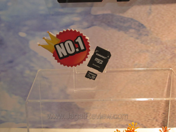 7 Kingmax micro SDXC 64 GB Class 10 dengan adapter ke SDXC ukuran normal