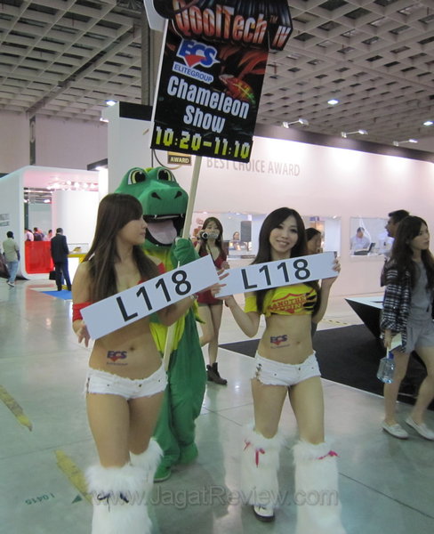 computex_2011_booth_babes_day_2_part1_005 ECS