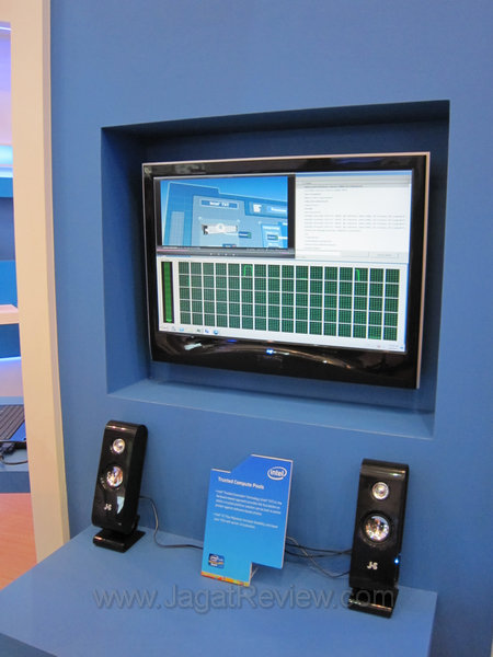 Intel demoin server yg make prosesor 10 core 20 thread bernama Intel XEON E7 4850 2GHz. Di sistem ada 4 biji prosesor jd total threadnya ada 80 buah Intel demoin server yg make prosesor 10 core 20 thread bernama Intel XEON E7 4850 2GHz. Di sistem ada 4 biji prosesor jd total threadnya ada 80 buah