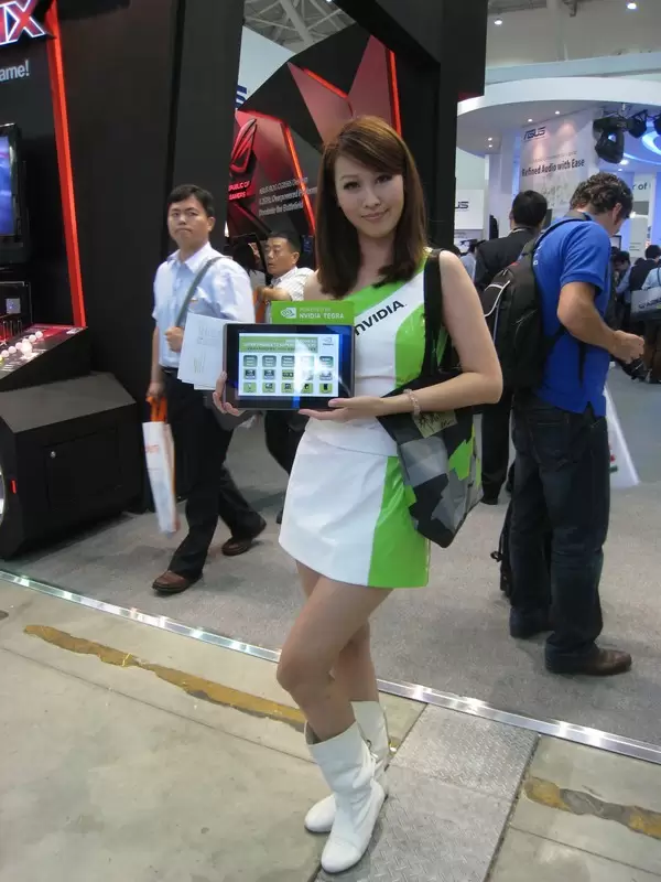 computex_2011_booth_babes_day3_part2_001