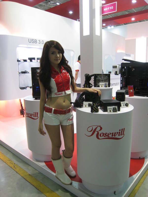 computex_2011_booth_babes_day3_part2_011