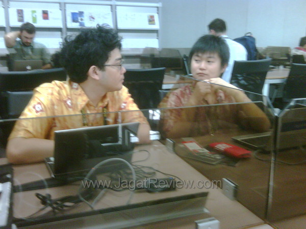 oik dan iyus sedang berdikusi di press center