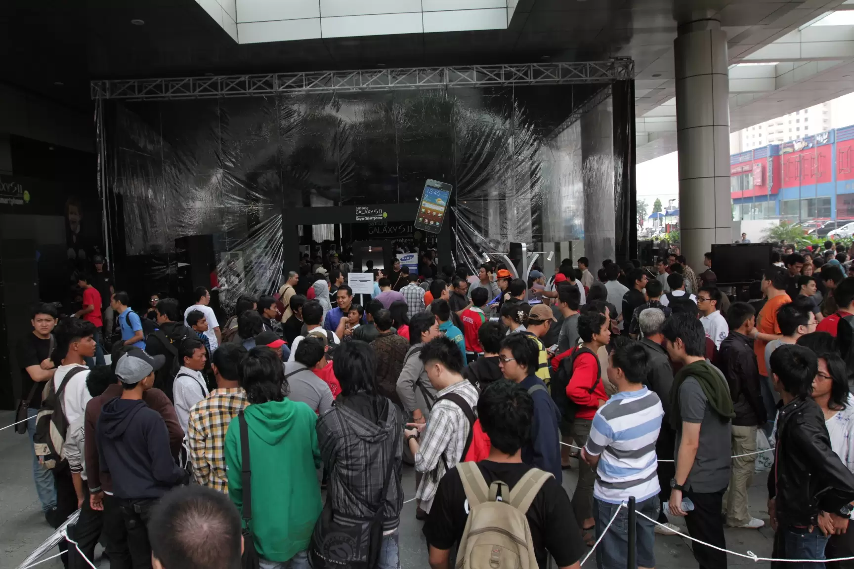 Samsung Galaxy S II Ciptakan Antrian Panjang di Jakarta 2 Antrian Galaxy SII pukul 09.00