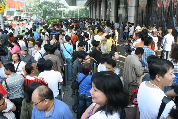 Samsung Galaxy Tab 10.1 Laku 1,200 Unit di Hari Perdana Penjualannya 6 Antrian Penjualan Perdana Samsung Galaxy Tab 10.1pic2