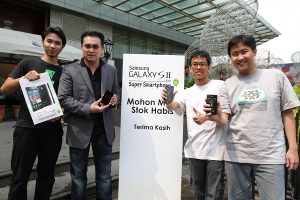 Eka Anwar , Head of Marcomm Samsung dengan pembeli pertama, kedua, ketiga Eka Anwar Head of Marcomm Samsung dengan pembeli pertama kedua ketiga