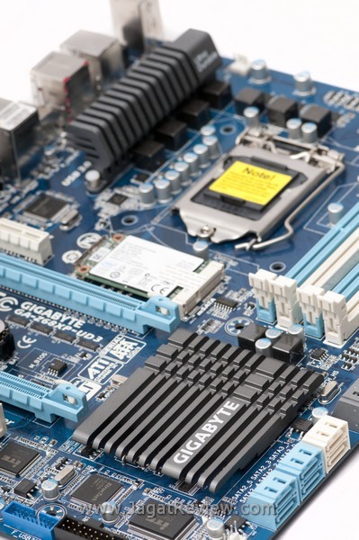 Review Gigabyte Z68XP-UD3-iSSD:Kombinasi Z68 Dengan iSSD Paling Murah 6 GigabyteZ68XP UD3 iSSD Board CoolingOverview2