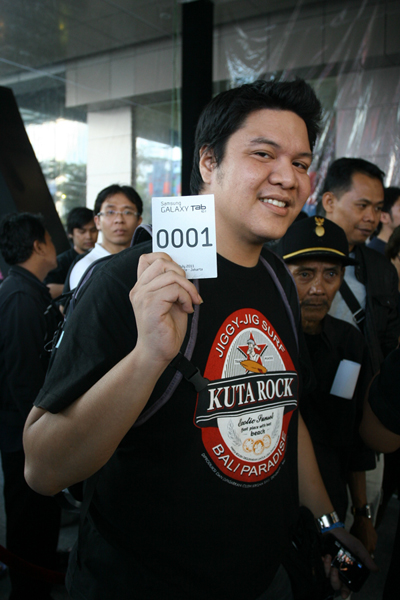 Imam-pengantri nomor 1 yang mengantri sejak pukul 9 malam hari sebelumnya (pic 4) Imam pengantri nomor 1 yang mengantri sejak pukul 9 malam hari sebelumnya pic 4