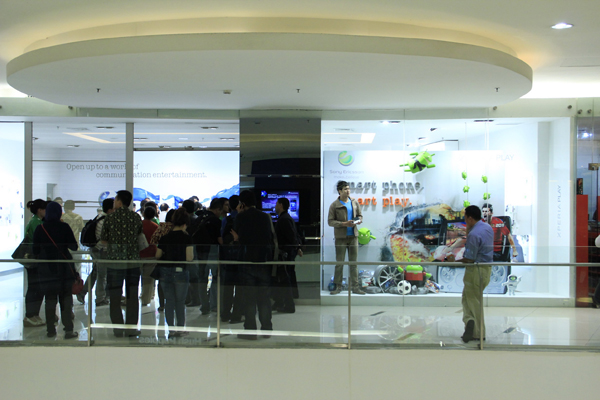 Penjualan Perdana Sony Ericsson Xperia Play Ciptakan Antrian Panjang 12 SE XperiaPlay 29Jul3