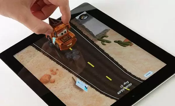 Bermain Mobil-mobilan di Atas Layar iPad 14 Disney Appmates