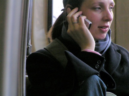 Benarkah Ponsel Memicu Kanker Otak? 10 phone people