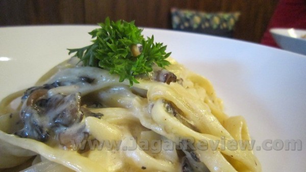 Fettuccini Alfredo con Funghi