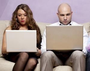 Kecenderungan Pria dan Wanita Saat Berbagi Kisah di Jejaring Sosial 2 ManWomanComputer mid