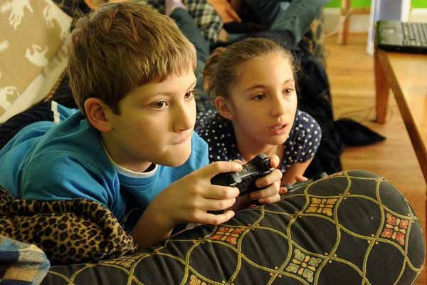 kids playing video game3