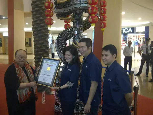 Ciptakan Replika Naga dari Dummy Handphone Terbanyak, Global Teleshop Masuk Rekor MURI 10 IMG 20120119 00103