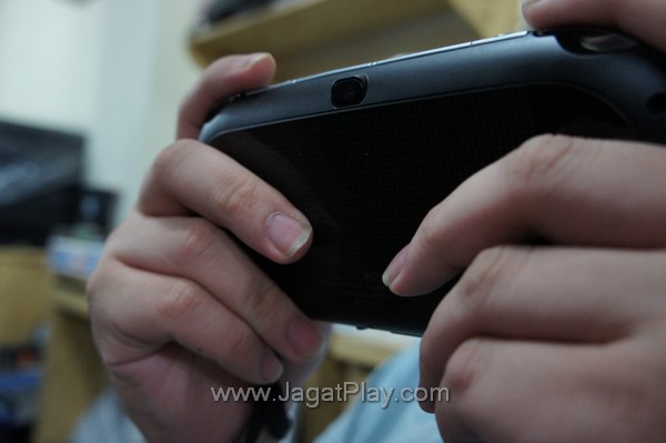 Penjualan PS Vita di Jepang Kian Mengkhawatirkan 7 PS Vita back camera