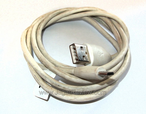 Review HTC Sensation XL: Smartphone Android Berlayar Besar Bersuara Jernih 3 HTC Sensation XL - Kabel USB