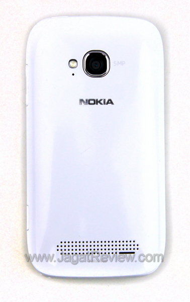 Review Nokia Lumia 710: Windows Phone 7 Mid-End Pertama dari Finlandia 2 Nokia Lumia 710 - Sisi Belakang