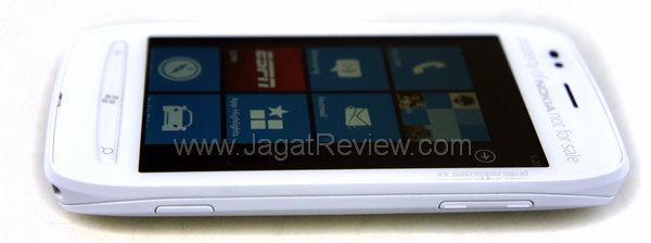 Review Nokia Lumia 710: Windows Phone 7 Mid-End Pertama dari Finlandia 2 Nokia Lumia 710 - Sisi Kanan