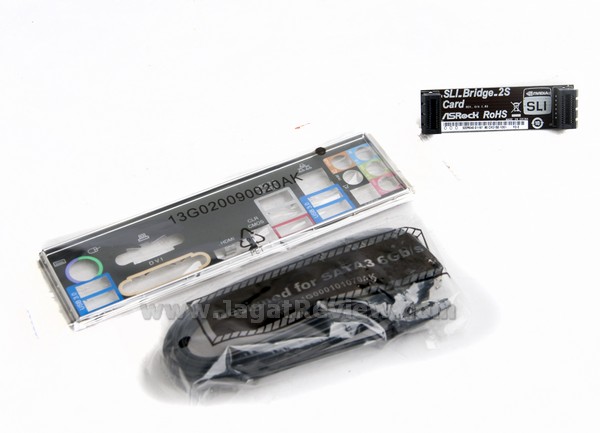 ASRock_Z77_Extreme4_Perlengkapan
