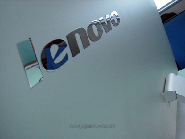 First Look All-in-One Desktop Lenovo IdeaCenter A720 1 Lenovo IdeaCenter A720 5