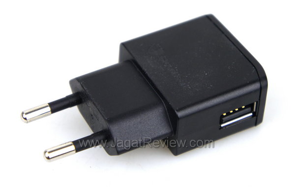 Review Sony Xperia S: Smartphone Android Pertama dari Sony Mobile 6 Sony Xperia S - Adapter