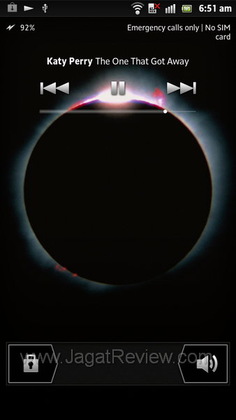 Review Sony Xperia S: Smartphone Android Pertama dari Sony Mobile 1 Sony Xperia S - LockScreen